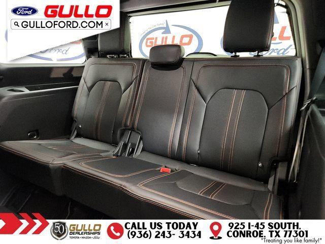 Photo of 2023 Star White Ford Expedition