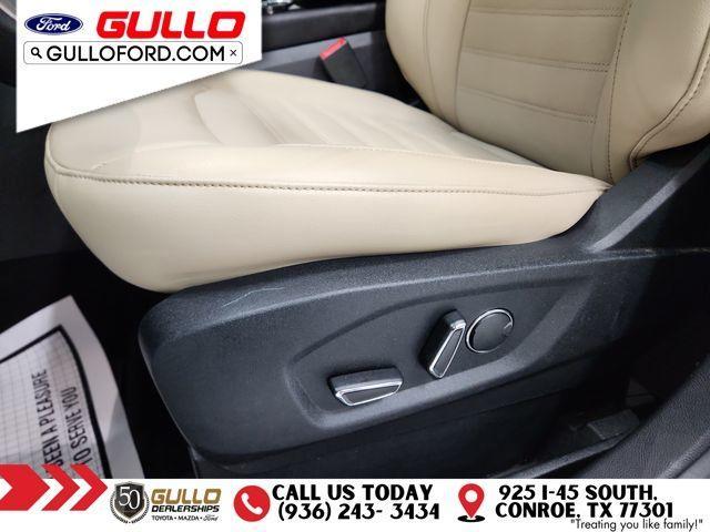 Photo of 2018 White Platinum Tri-Coat Metallic Ford Edge