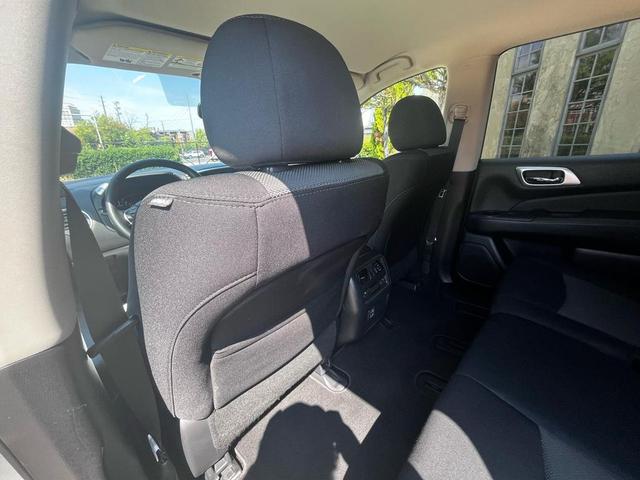 Photo of 2018 SILVER Nissan Pathfinder