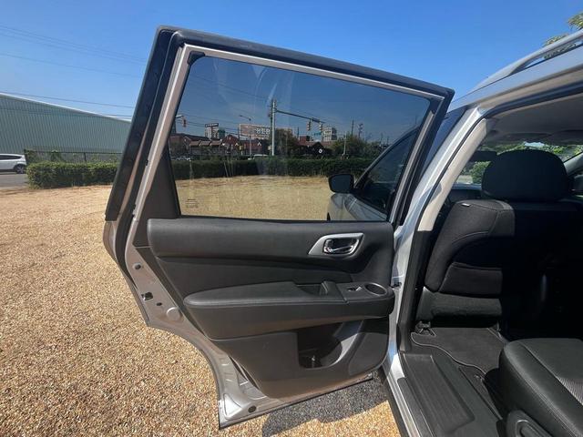 Photo of 2018 SILVER Nissan Pathfinder