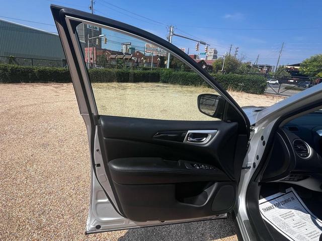 Photo of 2018 SILVER Nissan Pathfinder