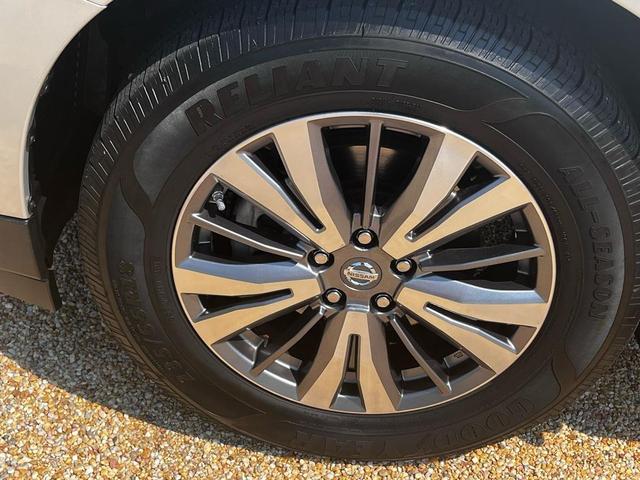 Photo of 2018 SILVER Nissan Pathfinder
