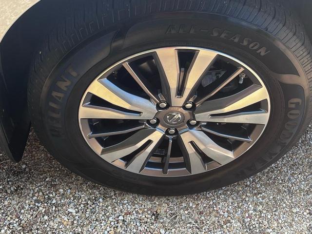 Photo of 2018 SILVER Nissan Pathfinder