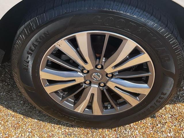 Photo of 2018 SILVER Nissan Pathfinder
