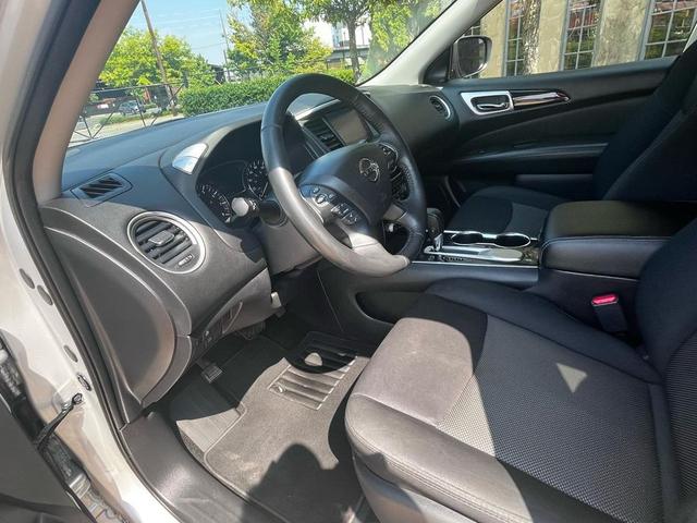 Photo of 2018 SILVER Nissan Pathfinder