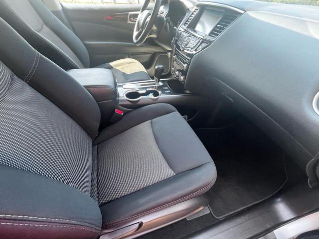 Photo of 2018 SILVER Nissan Pathfinder