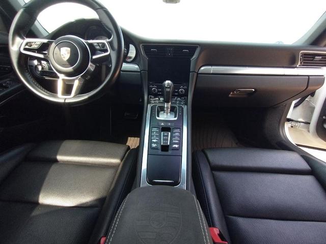 Photo of 2017 White Porsche 911