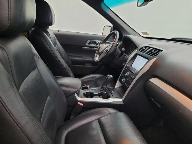 Photo of 2015 Tuxedo Black Metallic Ford Explorer