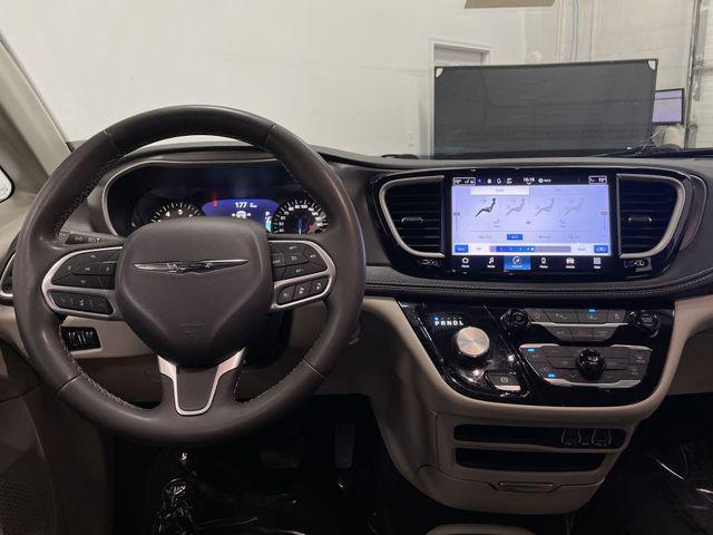 Photo of 2023 Silver Mist Clearcoat Chrysler Pacifica