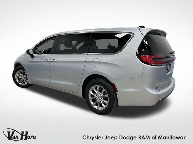 Photo of 2023 Silver Mist Clearcoat Chrysler Pacifica
