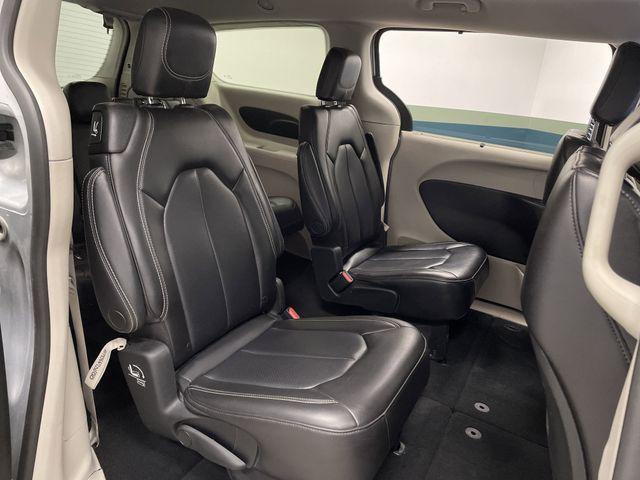 Photo of 2023 Silver Mist Clearcoat Chrysler Pacifica