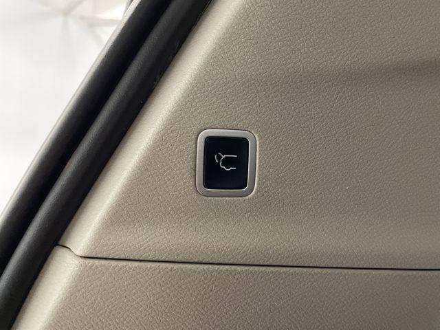 Photo of 2023 Silver Mist Clearcoat Chrysler Pacifica