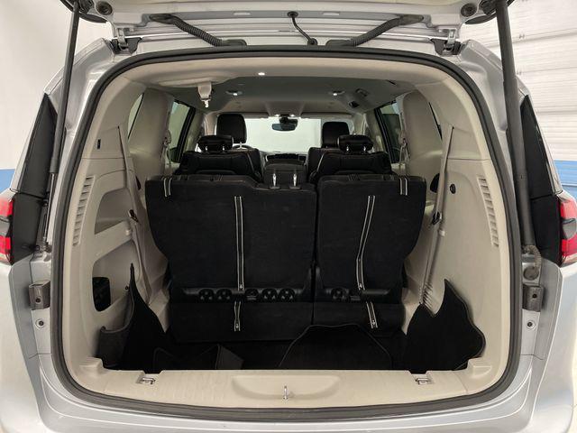 Photo of 2023 Silver Mist Clearcoat Chrysler Pacifica