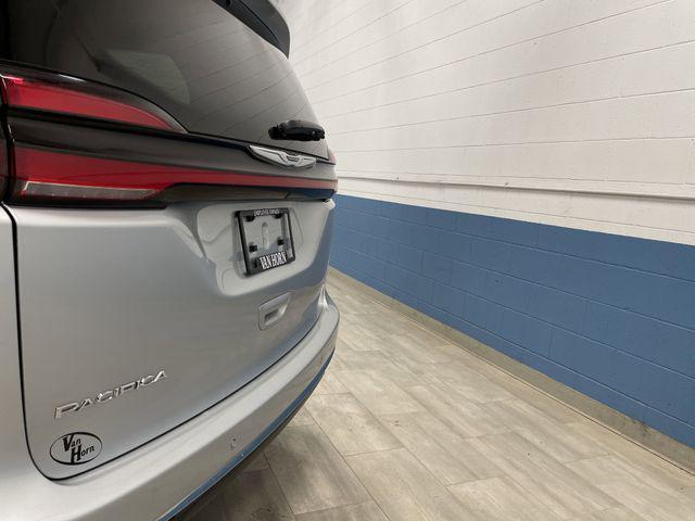 Photo of 2023 Silver Mist Clearcoat Chrysler Pacifica