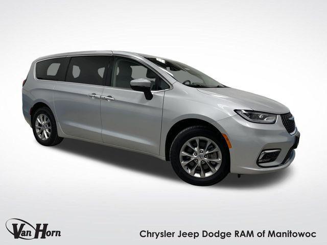 Photo of 2023 Silver Mist Clearcoat Chrysler Pacifica
