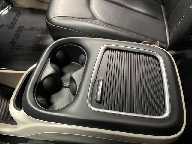 Photo of 2023 Silver Mist Clearcoat Chrysler Pacifica