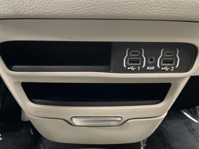 Photo of 2023 Silver Mist Clearcoat Chrysler Pacifica