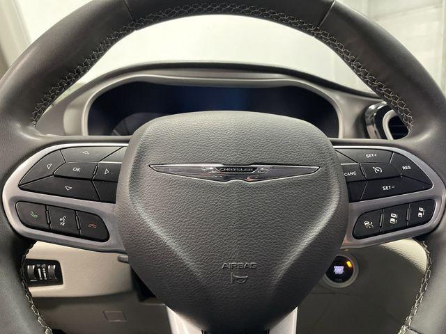 Photo of 2023 Silver Mist Clearcoat Chrysler Pacifica