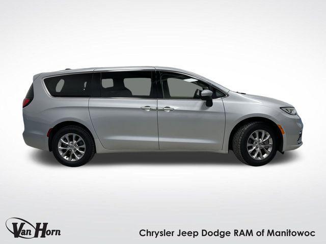 Photo of 2023 Silver Mist Clearcoat Chrysler Pacifica