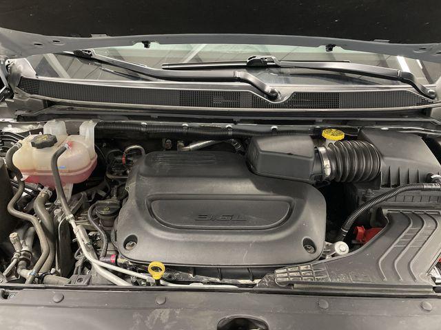 Photo of 2023 Silver Mist Clearcoat Chrysler Pacifica