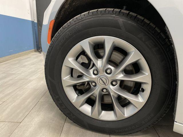Photo of 2023 Silver Mist Clearcoat Chrysler Pacifica