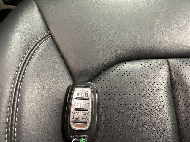 Photo of 2023 Silver Mist Clearcoat Chrysler Pacifica