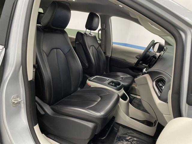 Photo of 2023 Silver Mist Clearcoat Chrysler Pacifica