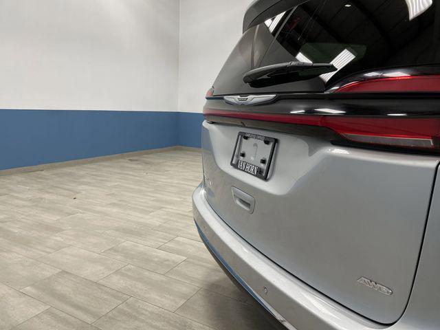 Photo of 2023 Silver Mist Clearcoat Chrysler Pacifica