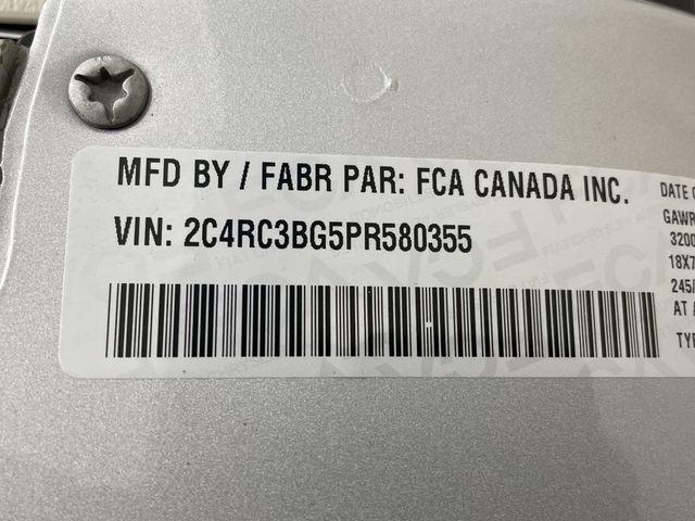 Photo of 2023 Silver Mist Clearcoat Chrysler Pacifica