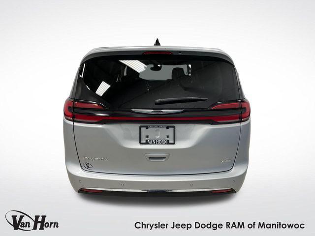 Photo of 2023 Silver Mist Clearcoat Chrysler Pacifica
