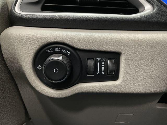 Photo of 2023 Silver Mist Clearcoat Chrysler Pacifica