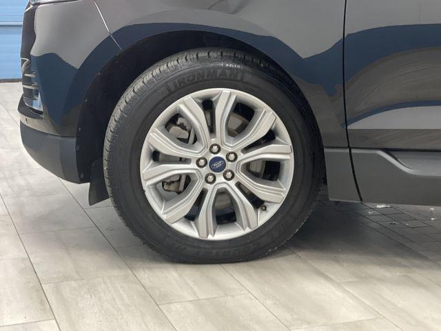 Photo of 2022 Black Metallic Ford Edge