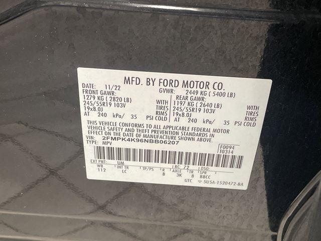 Photo of 2022 Black Metallic Ford Edge