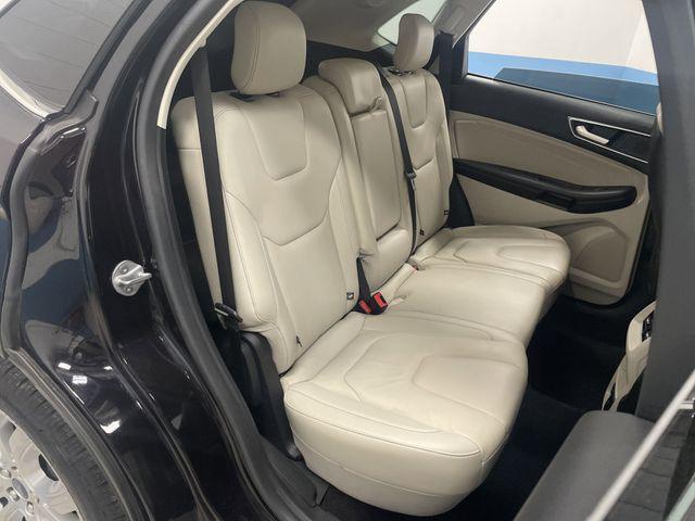 Photo of 2022 Black Metallic Ford Edge