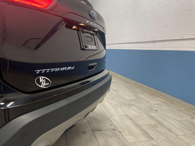 Photo of 2022 Black Metallic Ford Edge