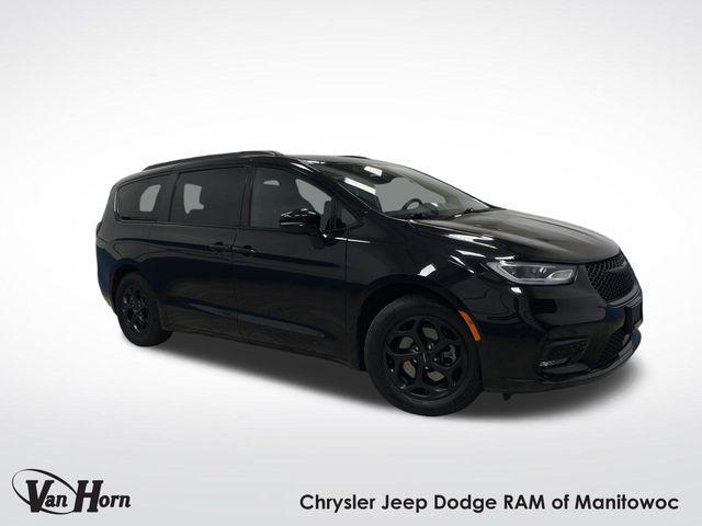 Photo of 2022 Brilliant Black Crystal Pearlcoat Chrysler Pacifica Hybrid