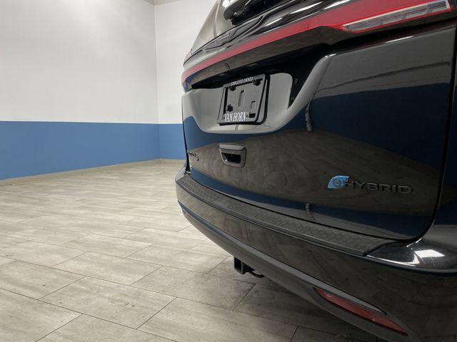 Photo of 2022 Brilliant Black Crystal Pearlcoat Chrysler Pacifica Hybrid