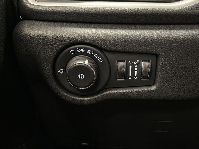Photo of 2022 Brilliant Black Crystal Pearlcoat Chrysler Pacifica Hybrid