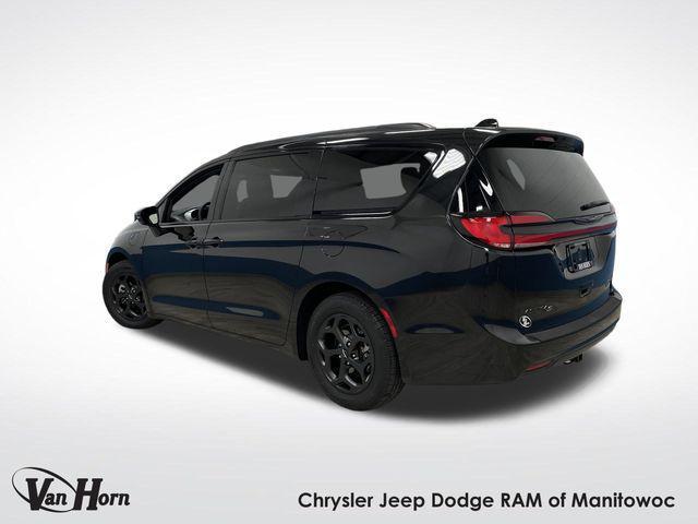 Photo of 2022 Brilliant Black Crystal Pearlcoat Chrysler Pacifica Hybrid