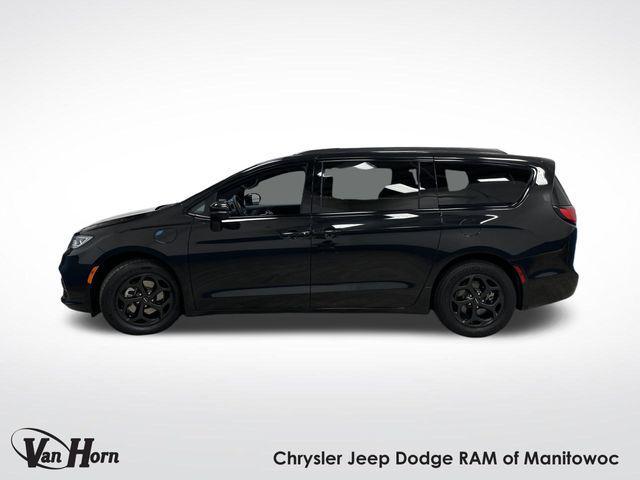 Photo of 2022 Brilliant Black Crystal Pearlcoat Chrysler Pacifica Hybrid