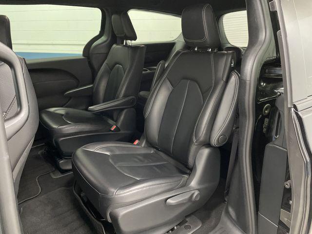Photo of 2022 Brilliant Black Crystal Pearlcoat Chrysler Pacifica Hybrid