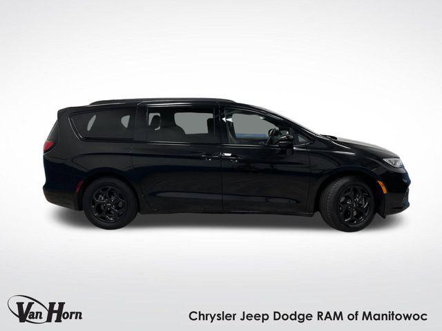 Photo of 2022 Brilliant Black Crystal Pearlcoat Chrysler Pacifica Hybrid