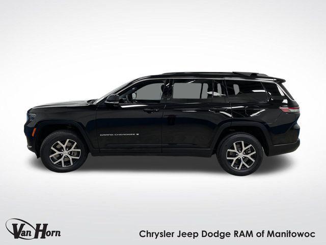 Photo of 2024 Diamond Black Crystal Pearlcoat Jeep Grand Cherokee L