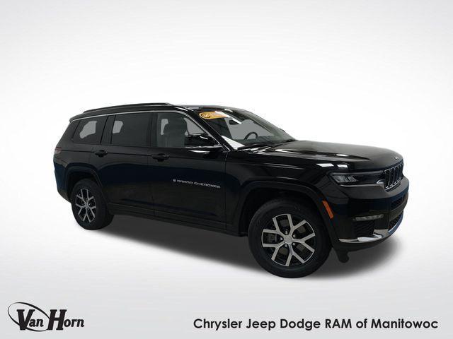 Photo of 2024 Diamond Black Crystal Pearlcoat Jeep Grand Cherokee L