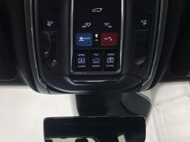 Photo of 2024 Diamond Black Crystal Pearlcoat Jeep Grand Cherokee L