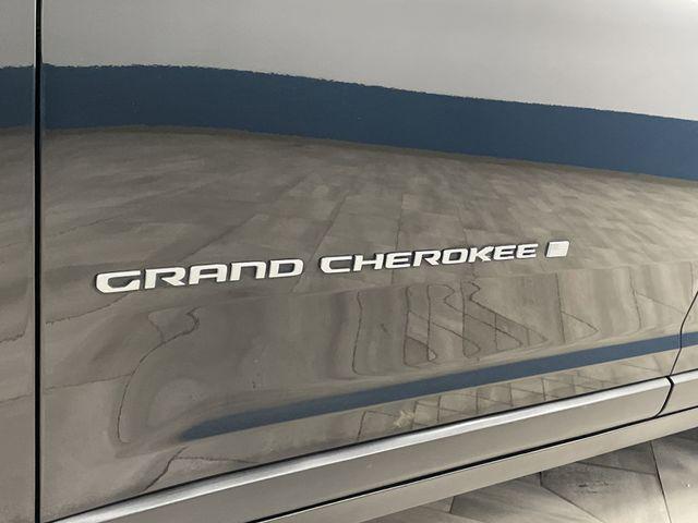 Photo of 2024 Diamond Black Crystal Pearlcoat Jeep Grand Cherokee L