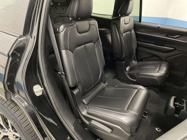 Photo of 2024 Diamond Black Crystal Pearlcoat Jeep Grand Cherokee L