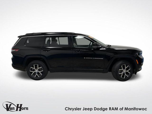 Photo of 2024 Diamond Black Crystal Pearlcoat Jeep Grand Cherokee L