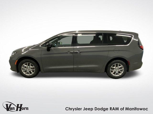 Photo of 2025 Ceramic Gray Clearcoat Chrysler Pacifica