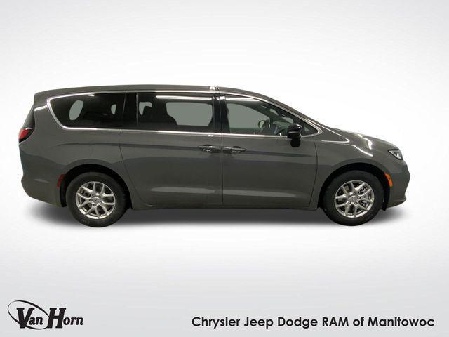 Photo of 2025 Ceramic Gray Clearcoat Chrysler Pacifica
